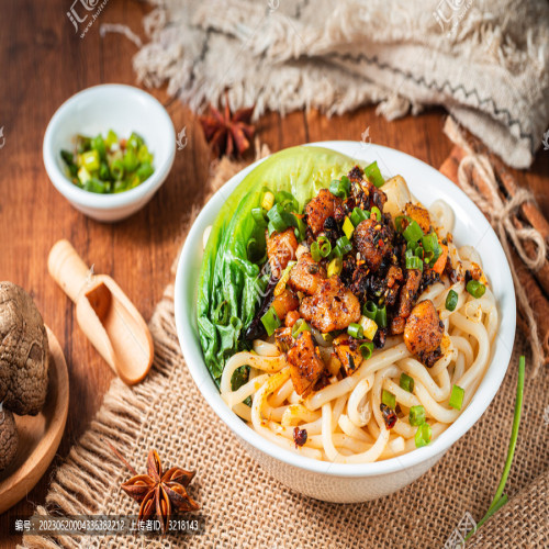 Insalata di vermicelli di riso con pollo al sale