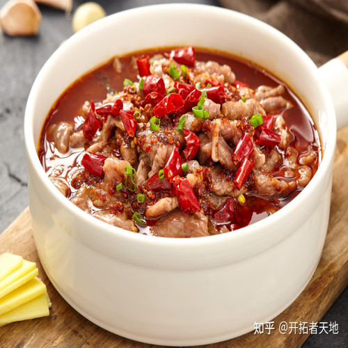 Manzo bollito piccante in pentola di terracotta