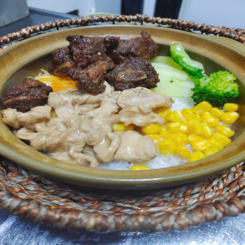 Riso in claypot con pollo e costine