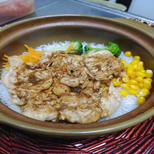 Riso in claypot con pollo al pepe nero